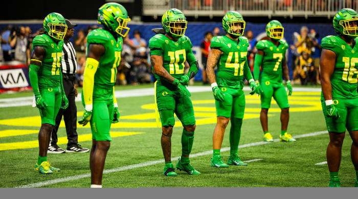 The 2022 Oregon Ducks defense in Atlanta against the Georgia Bulldogs.